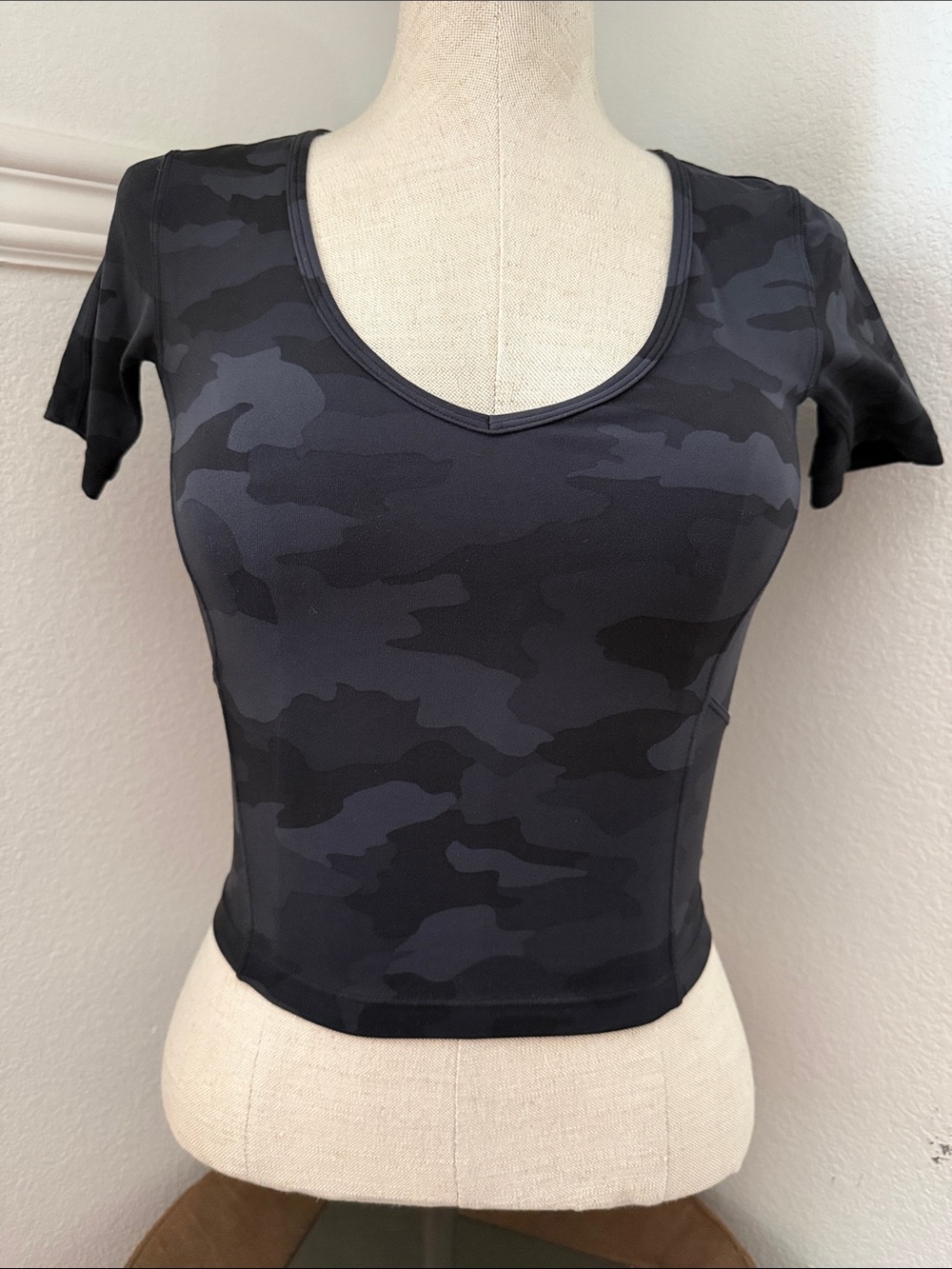 Lululemon Nulu Cropped Slim Yoga Short Sleeve Black Camo